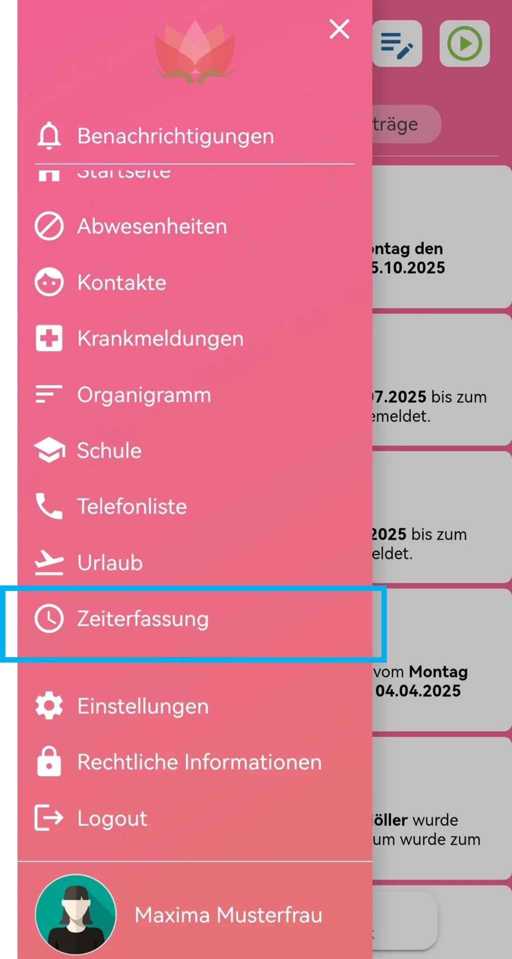 Zu sehen ist die geöffnete Modulauswahl in der App. Farblich hervorgehoben ist der Punkt Zeiterfassung.