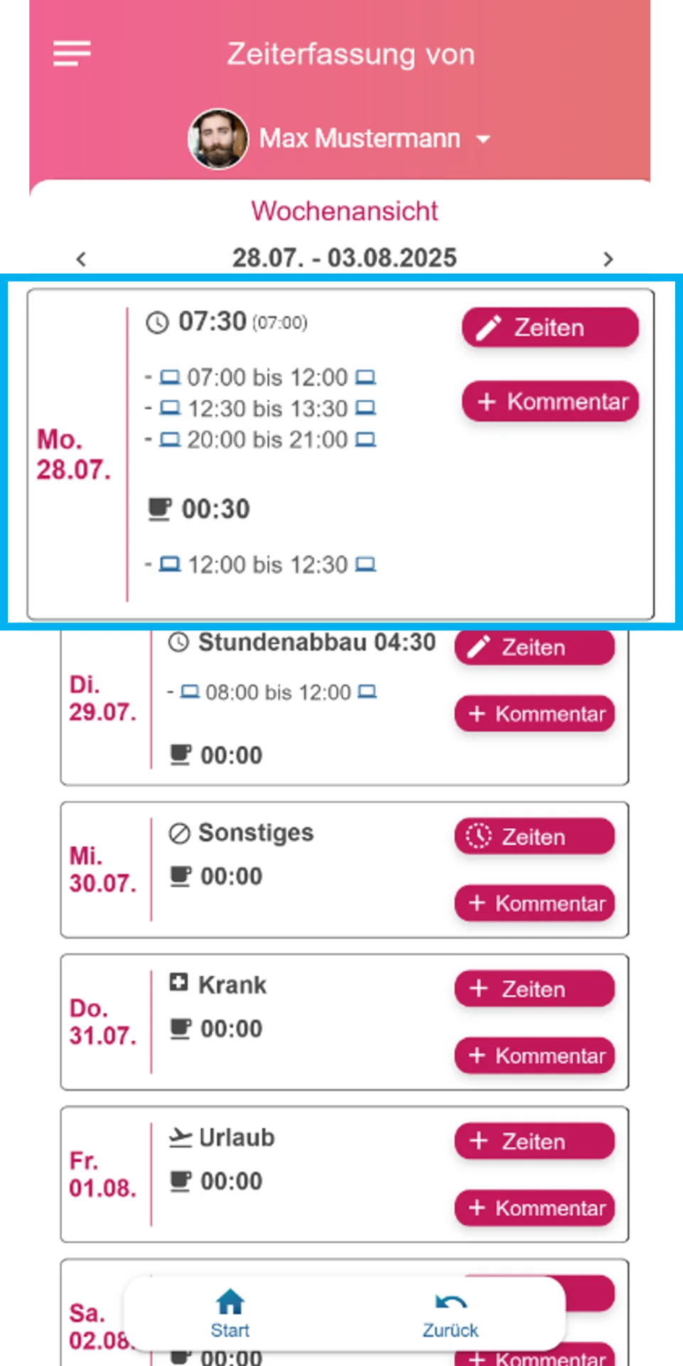 Zusehen ist die Wochenauswertung in der App. Der Montag ist farblich hervorgehoben. Mehrere Zeiteinträge per Browser sind sichtbar. Die erfasste Arbeitszeit beträgt 7:30 Stunden, in Klammern steht „7“, da 30 Minuten als Zuschlag gewertet wurden.
