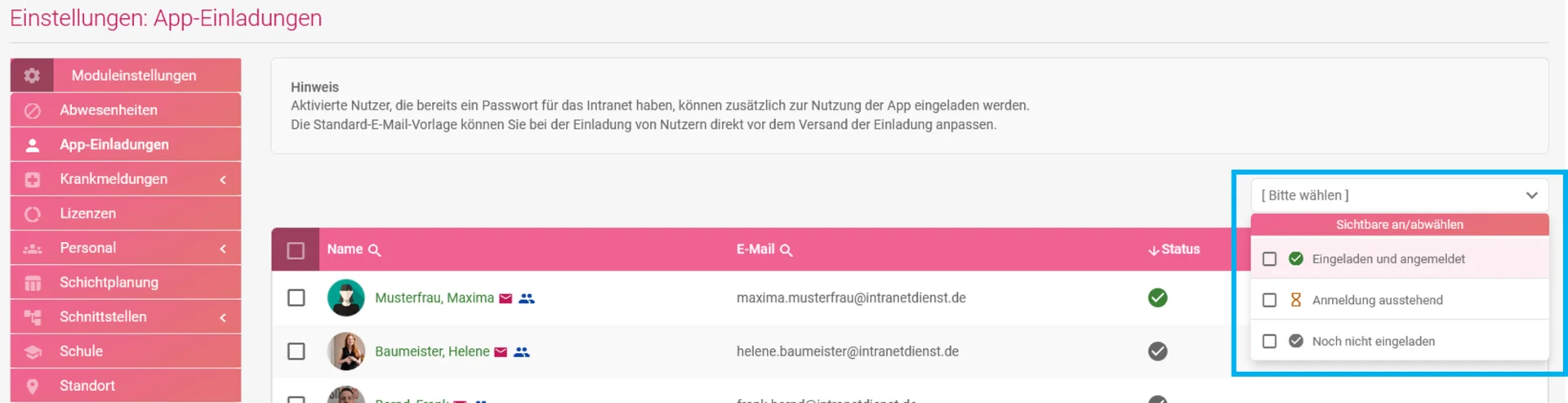 Zu sehen ist die Einstellung „App-Einladungen“ innerhalb der Zeiterfassung. Hervorgehoben ist das Auswahlfeld „Bitte wählen“ zum Filtern der Mitarbeiterliste.