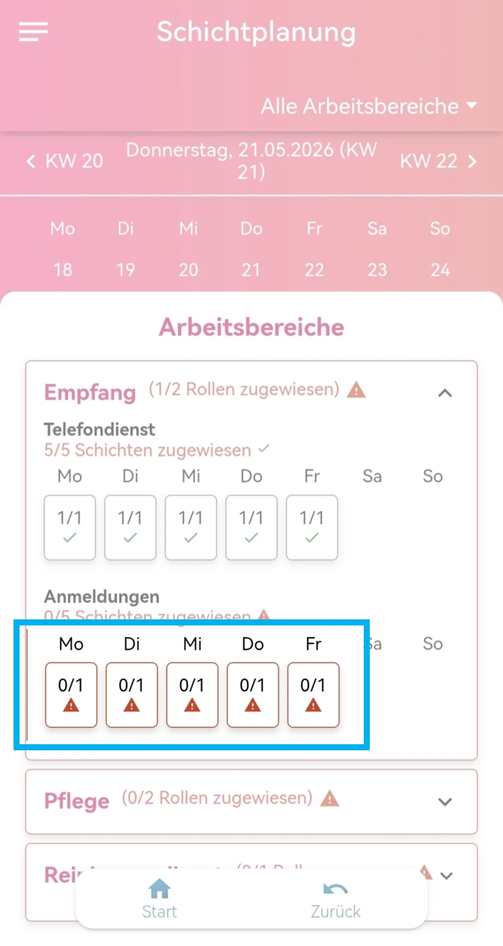 Zu sehen ist die Schichtplanung in der Mitarbeiter-App mit dem geöffneten Arbeitsbereich. Hervorgehoben sind die noch nicht besetzten Schichten der Rolle „Anmeldung“.