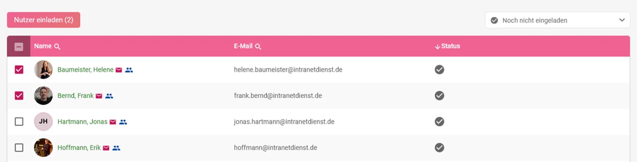 Zu sehen ist die Einstellung „App-Einladungen“ innerhalb der Zeiterfassung. Hervorgehoben ist die Auswahl eines Mitarbeiters in der Mitarbeiterliste.