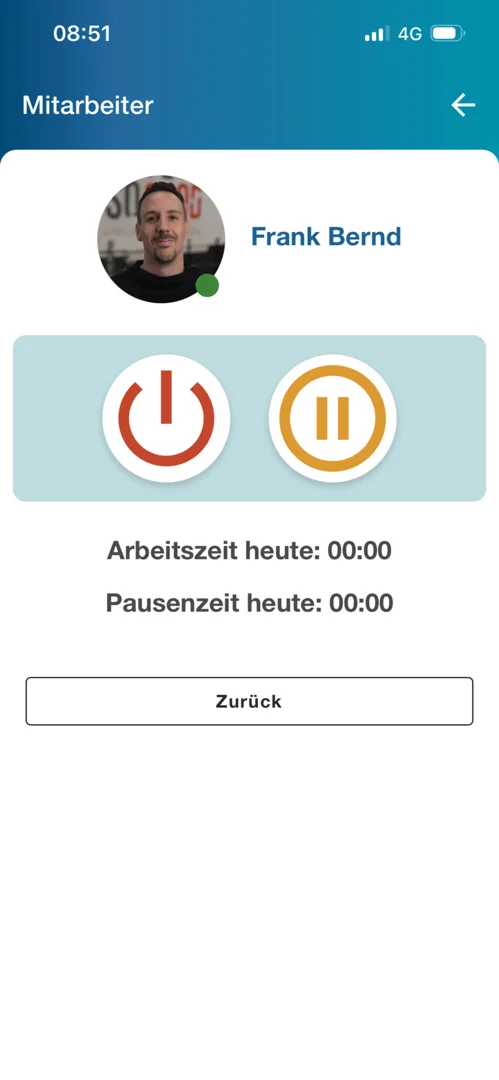 Zu sehen ist das eigene Mitarbeiterprofil mit den Optionen, sich von der Arbeit abzumelden oder sich zur Pause anzumelden.