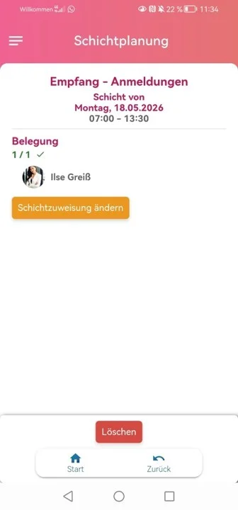 Zu sehen ist die Schichtplanung in der Mitarbeiter-App mit der Detailansicht der Rolle „Anmeldung“. Hervorgehoben ist der zugewiesene Mitarbeiter.
