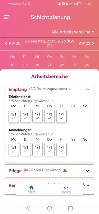 Zu sehen ist die geöffnete Schichtplanung in der Mitarbeiter-App. Hervorgehoben sind die Arbeitsbereiche, die Rollen sowie die bereits vergebenen Schichten.