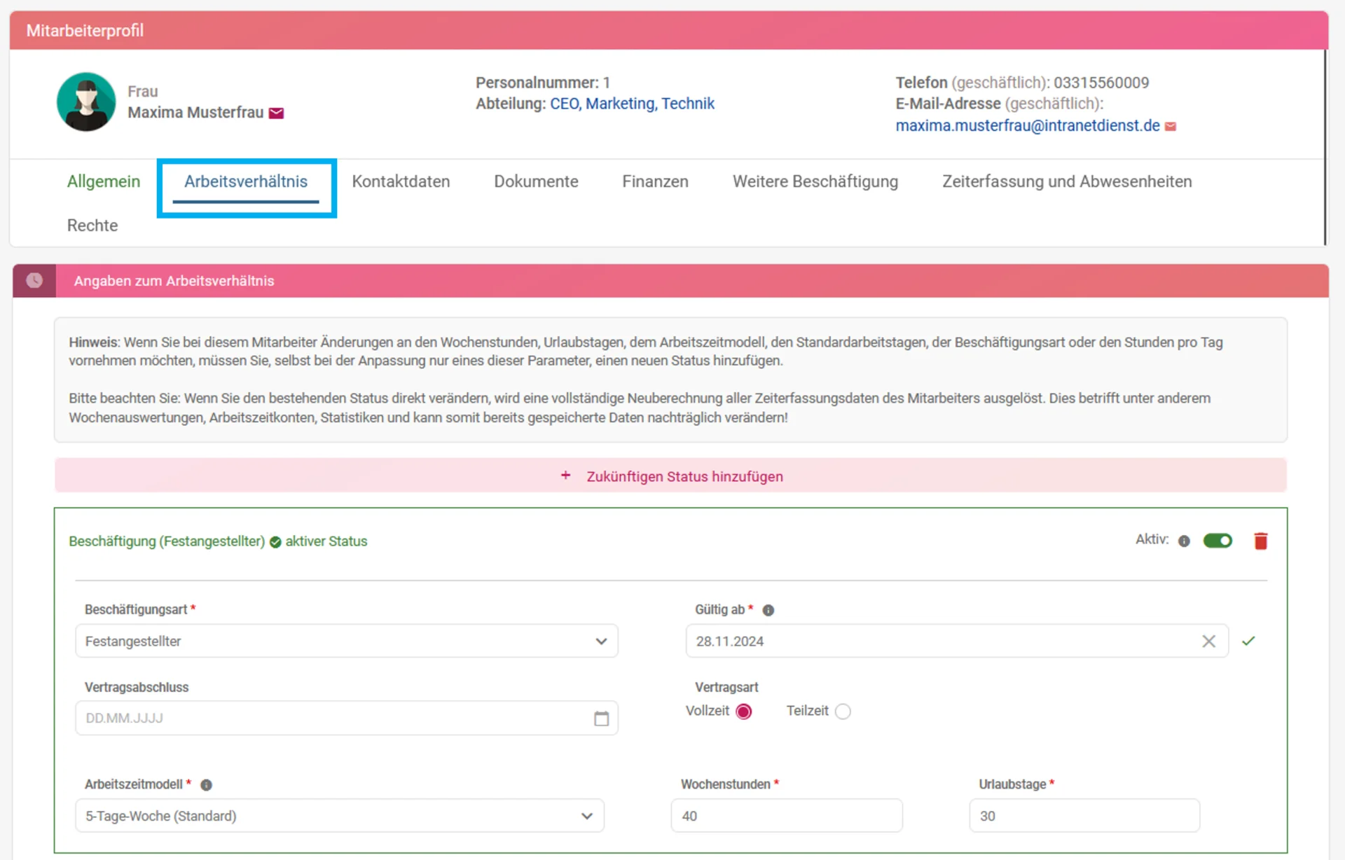  Das Mitarbeiterprofil ist geöffnet, und der Menüpunkt „Arbeitsverhältnis“ ist hervorgehoben. Sichtbar sind die Angaben zur Beschäftigungsart, zum Gültigkeitszeitraum sowie zum Arbeitszeitmodell und zu den Wochenstunden.