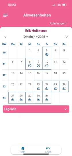 Zu sehen ist der geöffnete Kalender in der App des Mitarbeitenden Erik Hoffmann, in dem alle Abwesenheiten, wie beispielsweise Urlaub, angezeigt werden.