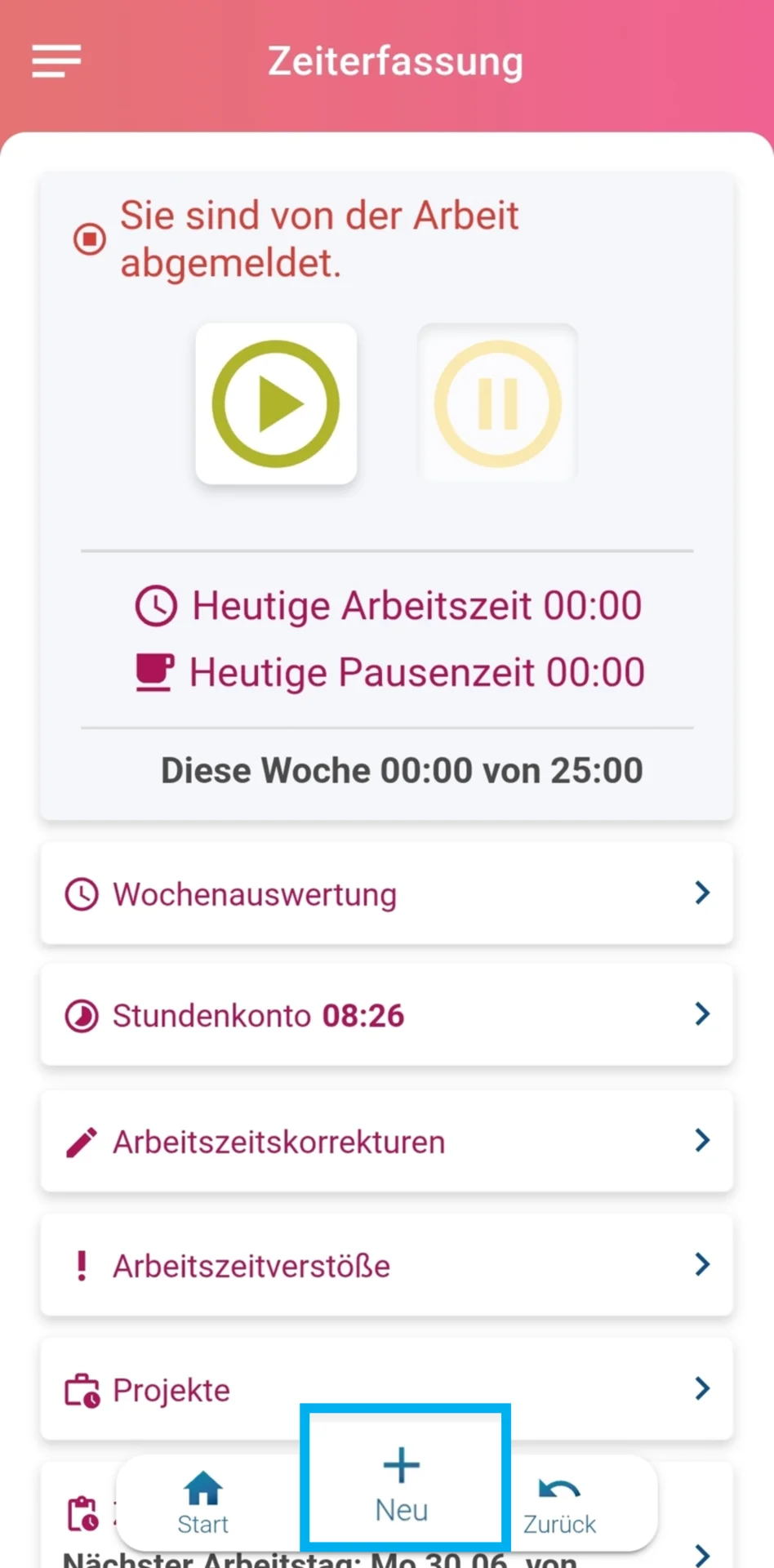 Startseite der Zeiterfassung in der App. Oben steht die Meldung „Sie sind von der Arbeit abgemeldet“ mit einem roten Symbol. Darunter befinden sich zwei Buttons: ein grüner Play-Button und ein gelber Pause-Button. Es folgen Informationen zur „Heutigen Arbeitszeit“ und „Heutigen Pausenzeit“, beide mit dem Wert 00:00. Darunter die Wochenübersicht mit „Diese Woche 00:00 von 25:00“. Es schließen sich Menüeinträge an: „Wochenauswertung“, „Stundenkonto“, „Arbeitszeitkorrekturen“, „Arbeitszeitverstöße“ und „Projekte“. Unten in der Navigationsleiste ist der Button „+ Neu“ farblich hervorgehoben.