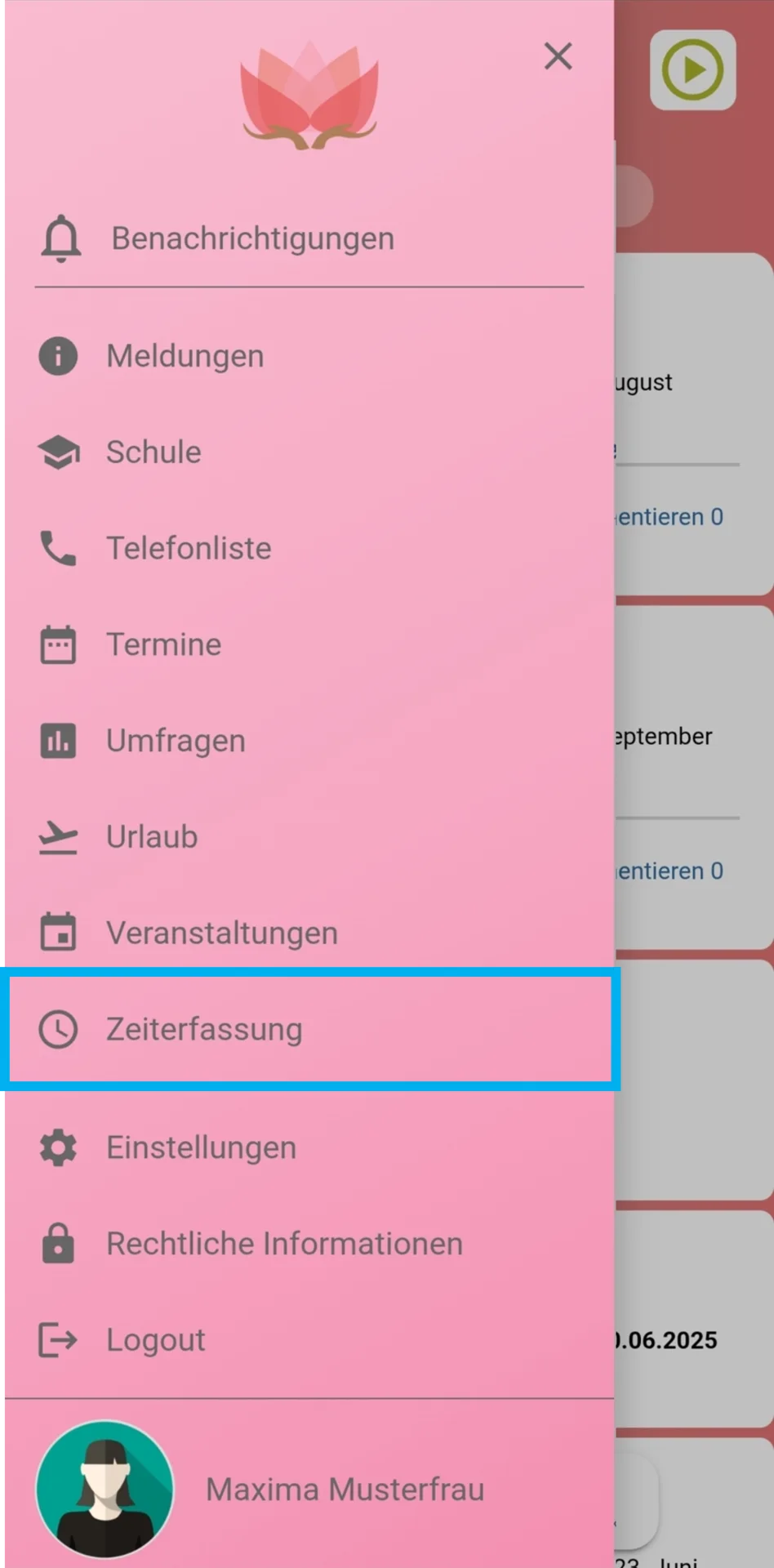 Zu sehen ist die Startseite der App mit dem geöffneten Menü. Farblich hervorgehoben ist der Unterpunkt „Zeiterfassung“.