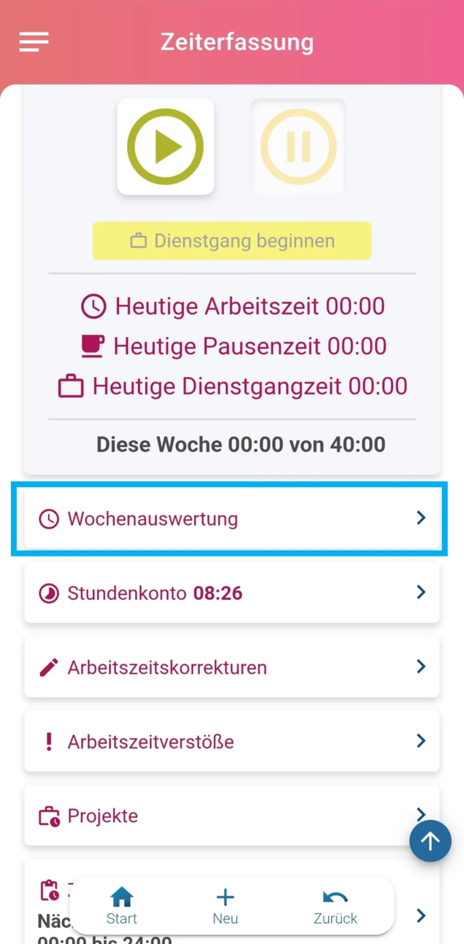Startseite der Zeiterfassung in der App. Sichtbar sind zwei Buttons: ein grüner Play-Button und ein gelber Pause-Button. Darunter folgen die Angaben „Heutige Arbeitszeit: 00:00“ und „Heutige Pausenzeit: 00:00“. Die Wochenübersicht zeigt den Stand „Diese Woche 00:00 von 40:00“. Es folgen die Menüeinträge „Wochenauswertung“, „Stundenkonto“, „Arbeitszeitkorrekturen“, „Arbeitszeitverstöße“ und „Projekte“. Der Menüeintrag „Wochenauswertung“ ist farblich hervorgehoben.