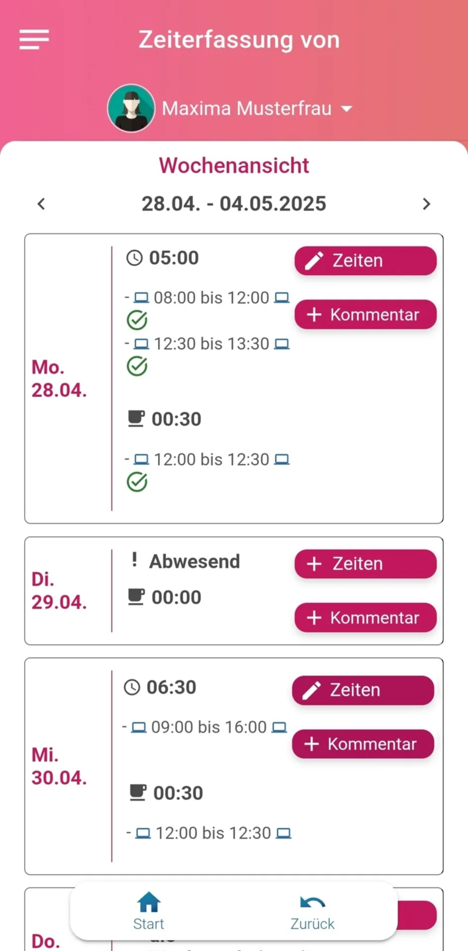 Geöffnete Wochenauswertung in der App. Oben steht der Name der Person: „Maxima Musterfrau“. Darunter ist die ausgewählte Woche „28.04.2025 – 04.05.2025“ sichtbar. Angezeigt werden die Wochentage Montag bis Mittwoch: Am Montag sind 5 Stunden mit den Zeitangaben „08:12–12:30“ und „13:30“ sowie „00:30 Stunden Pause“ eingetragen. Dienstag ist mit „Abwesend“ gekennzeichnet. Am Mittwoch sind 6:30 Stunden mit der Zeit „9:00–16:00 Uhr“ erfasst. Rechts neben jeder Zeile befinden sich die Buttons „Zeiten“ und „Kommentar“.