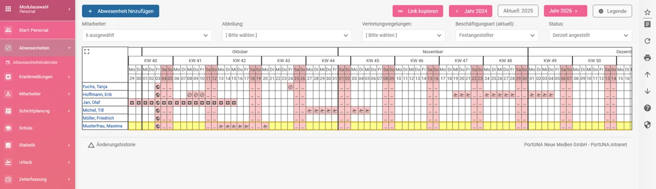 Zu sehen ist der geöffnete Abwesenheitskalender im Browser. Sechs Mitarbeitende sind untereinander aufgelistet, und rechts daneben werden für die einzelnen Kalenderwochen die Abwesenheiten, wie beispielsweise Urlaub, durch ein Flugzeug-Symbol dargestellt.