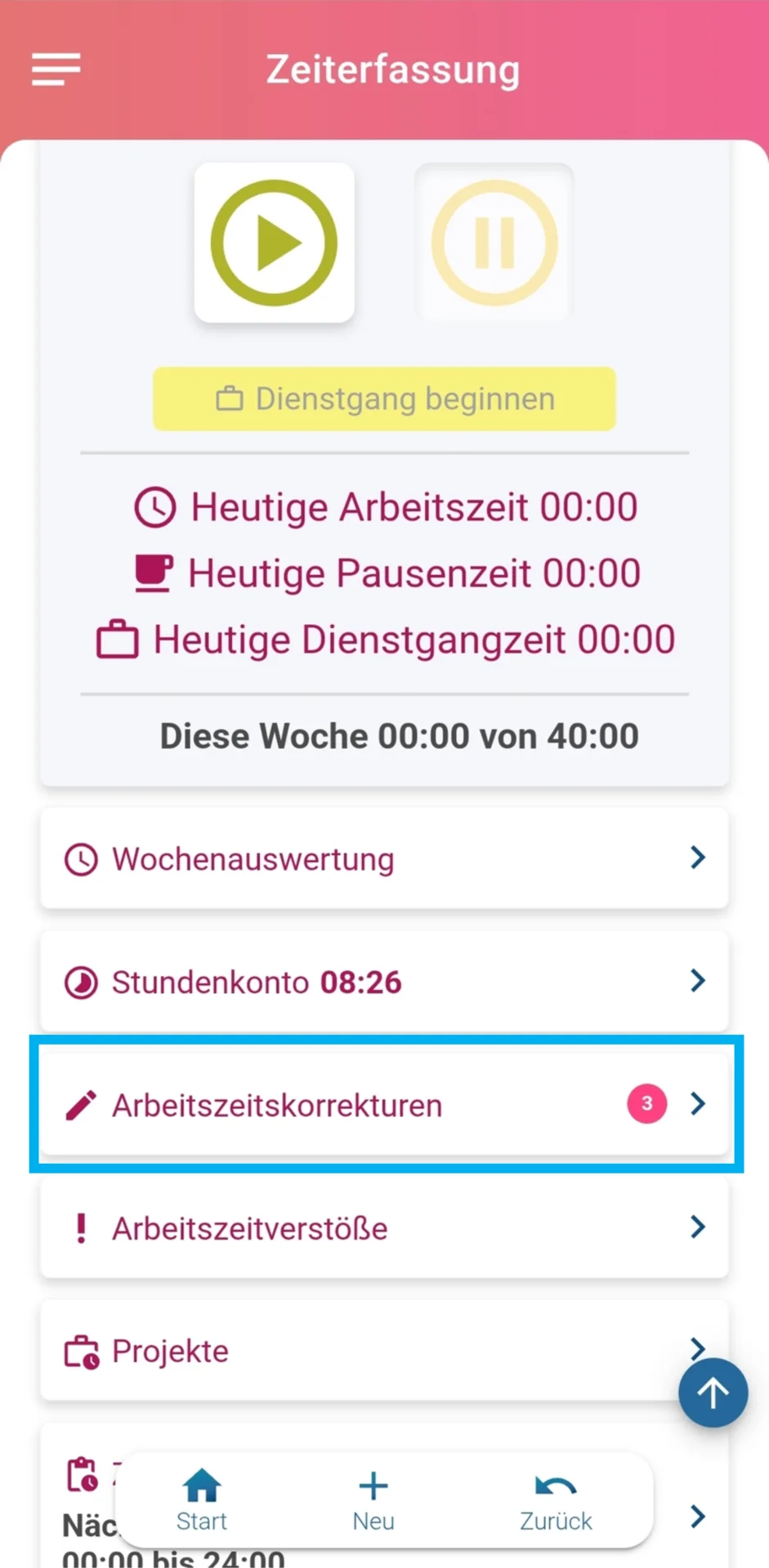 Startseite der Zeiterfassung in der App. Darunter befinden sich zwei Buttons: ein grüner Play-Button und ein gelber Pause-Button. Es folgen die Angaben „Heutige Arbeitszeit: 00:00“ und „Heutige Pausenzeit: 00:00“. Die Wochenübersicht zeigt den Stand „Diese Woche 00:00 von 25:00“. Anschließend sind mehrere Menüeinträge sichtbar: „Wochenauswertung“, „Stundenkonto“, farblich hervorgehoben „Arbeitszeitkorrekturen“ mit rotem Hinweis „3“, sowie „Arbeitszeitverstöße“ und „Projekte“.