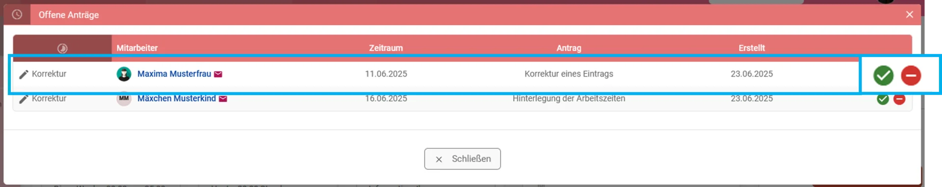 Übersicht der offenen Anträge mit zwei Zeilen, jeweils ein Antrag pro Zeile. Angezeigt werden der Antragstyp, der betreffende Mitarbeitende, der Zeitraum der Korrektur, die Art der Korrektur sowie das Erstellungsdatum. Die erste Zeile ist farblich hervorgehoben und zeigt eine Korrektur von Maxima Musterfrau. Am rechten Rand befinden sich zwei Auswahlbuttons: ein grüner Haken und ein rotes Minus.