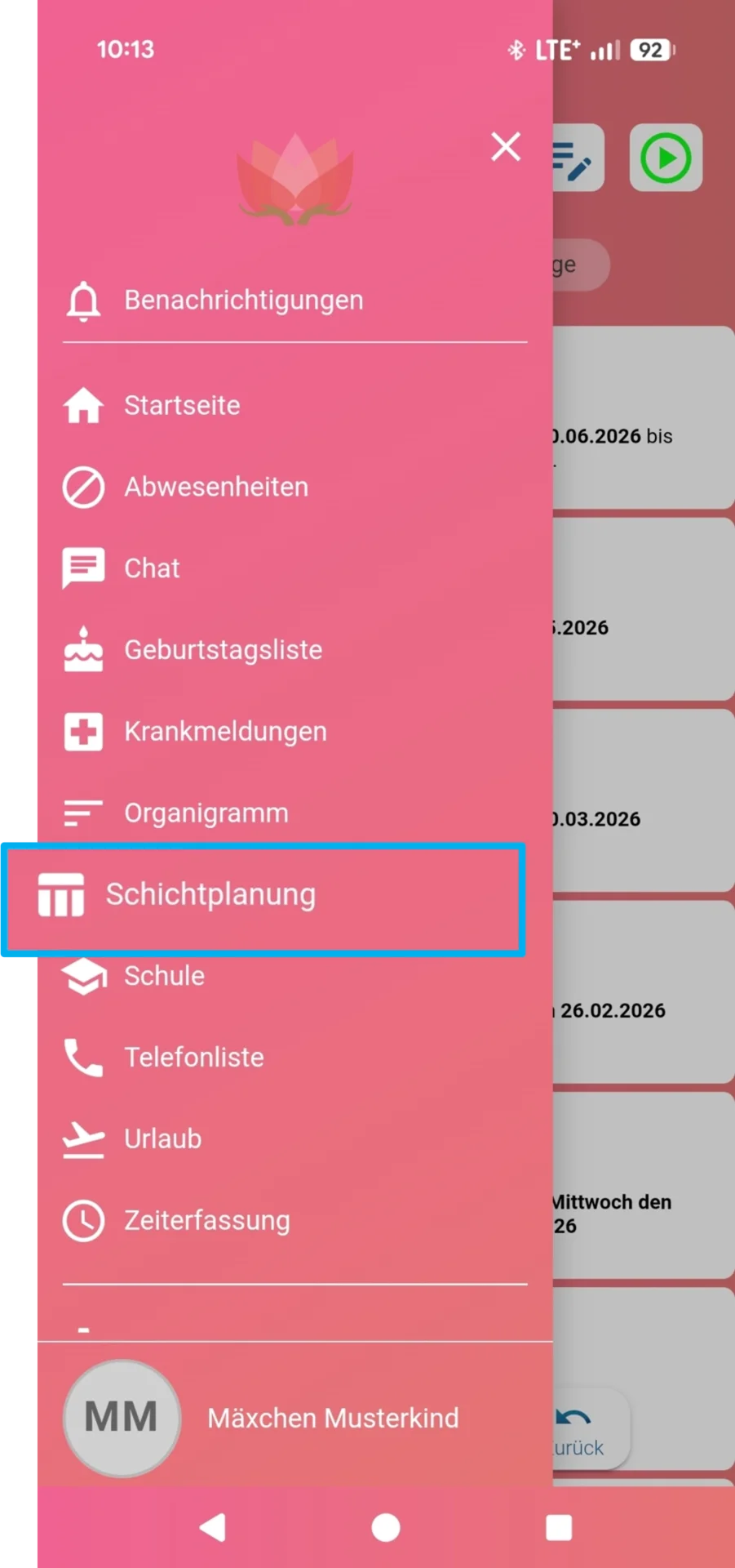 Zu sehen ist die Mitarbeiter-App mit geöffnetem Menü. Hervorgehoben ist der Menüpunkt „Schichtplanung“.