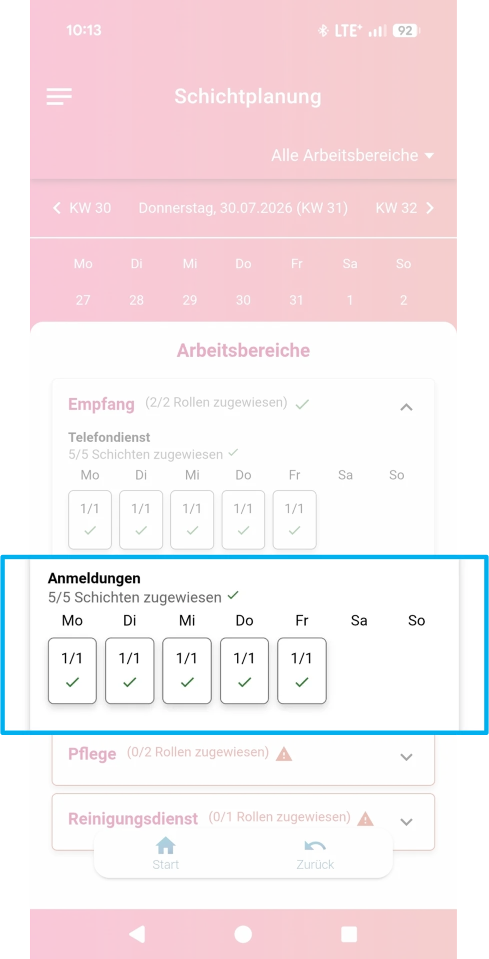 Zu sehen ist die Schichtplanung in der Mitarbeiter-App. Hervorgehoben ist die Rolle „Anmeldung“.