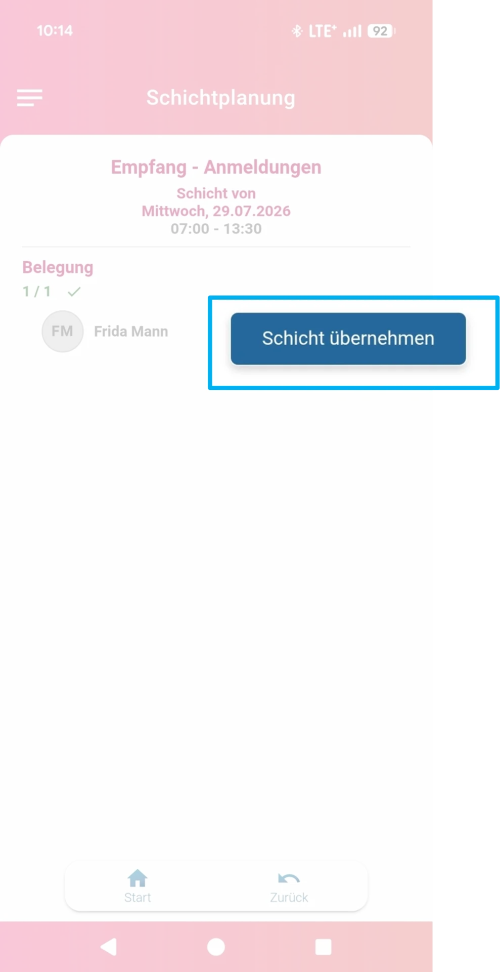 Zu sehen ist die Schichtplanung in der Mitarbeiter-App mit der Detailansicht einer Schicht. Hervorgehoben ist der Button „Schicht übernehmen“.