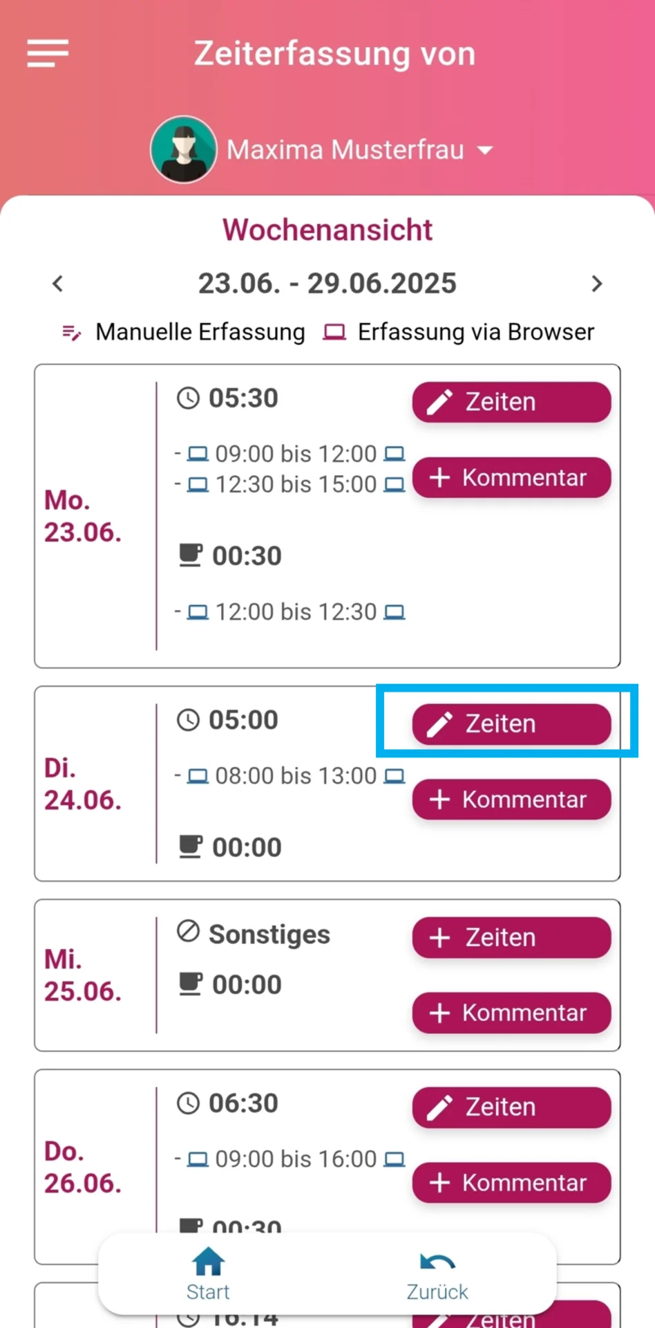 Zeiterfassungsansicht von Maxima Musterfrau mit geöffneter Wochenansicht vom 23.06. bis 29.06. Zu sehen sind die Tage Montag bis Donnerstag. Am Montag sind 5 Stunden 30 Minuten erfasst mit Arbeitszeiten von 09:00 bis 12:00 Uhr und 12:30 bis 15:00 Uhr sowie 30 Minuten Pause von 12:00 bis 12:30 Uhr. Am Dienstag sind 5 Stunden Arbeitszeit eingetragen, von 08:00 bis 13:00 Uhr. Der Button „Zeiten“ ist an diesem Tag farblich hervorgehoben. Am Mittwoch ist der Eintrag „Sonstiges“ hinterlegt. Am Donnerstag beträgt die Arbeitszeit 6 Stunden 30 Minuten mit einer Buchung von 09:00 bis 16:00 Uhr. An allen Tagen befinden sich auf der rechten Seite die Buttons „Zeiten“ und „Kommentar“.