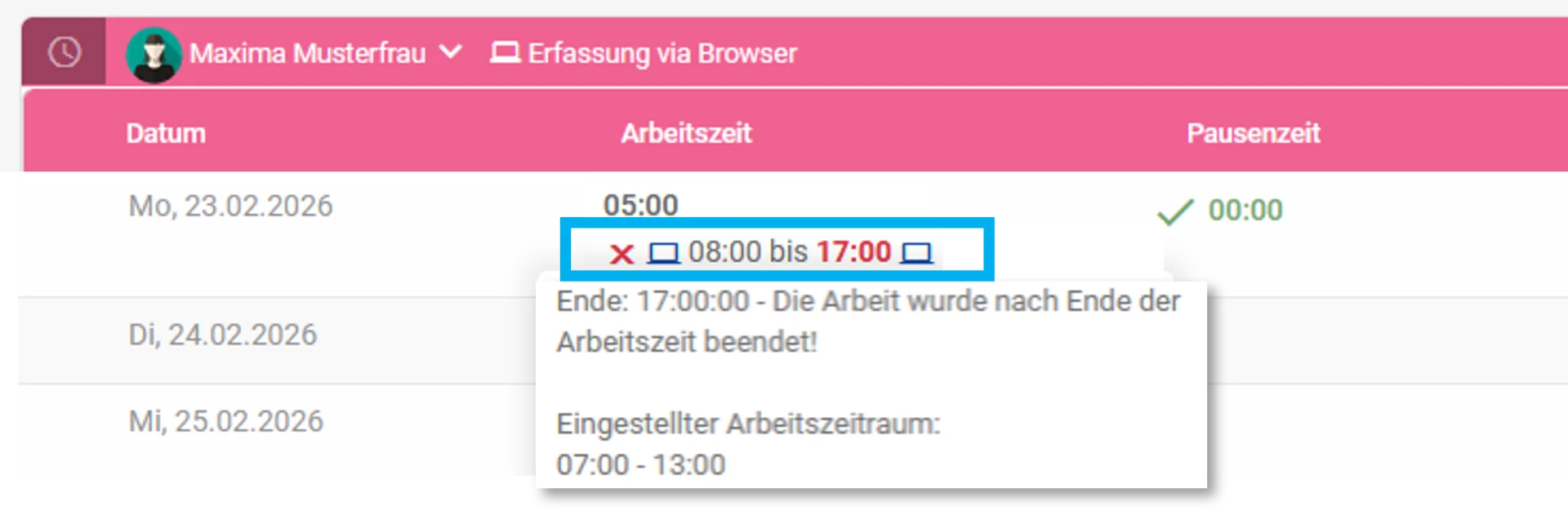 Zu sehen ist die Wochenauswertung von Maxima Musterfrau. Sie hat um 08:00 Uhr mit der Arbeit begonnen und sich um 17:00 Uhr per Stempeluhr ausgeloggt. Da für die Mitarbeiterin ein Arbeitszeitraum bis 13:00 Uhr hinterlegt ist und die Wertung von Zeiten außerhalb dieses Zeitraums deaktiviert ist, wird das Arbeitsende rot markiert und nicht als Arbeitszeit angerechnet.