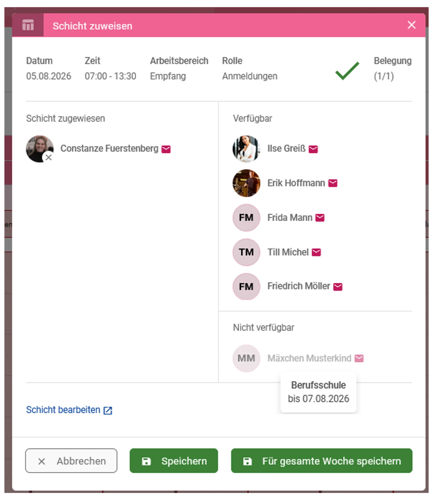 Zu sehen ist das Pop-up „Schicht zuweisen“. Hervorgehoben sind die Angaben „Datum“, „Zeit“, „Arbeitsbereich“, „Rolle“ und „Belegung“ der Schicht sowie die Bereiche „Schicht zugewiesen“ und „Verfügbar“. Außerdem sind die Buttons „Speichern“ und „Für gesamte Woche speichern“ hervorgehoben.