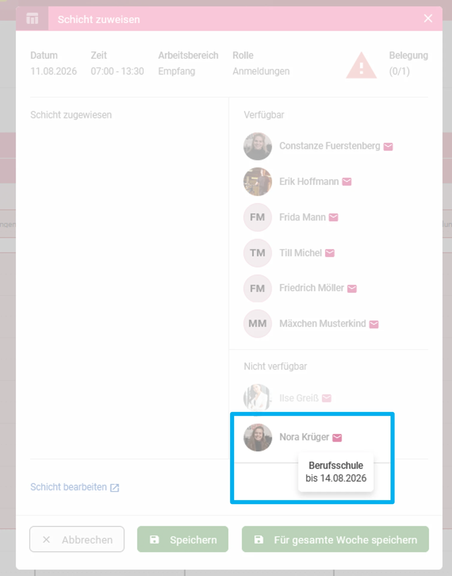 Zu sehen ist die Schichtplanung mit der Maske zur Zuweisung einer Schicht. Hervorgehoben ist der Hinweis, dass sich der Auszubildende zu diesem Zeitpunkt in der Berufsschule befindet.