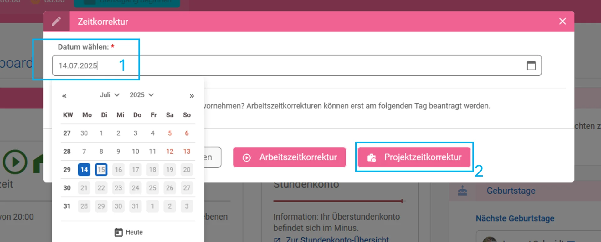 Im geöffneten Fenster „Zeitkorrektur“ wird im oberen Bereich das Feld „Datum wählen“ angezeigt. Die Datumsauswahl ist geöffnet, mehrere Tage sind sichtbar. Der 14.07.2025 ist ausgewählt, farblich hervorgehoben und mit einer „1“ markiert. Im unteren rechten Bereich des Fensters befinden sich zwei Buttons: „Arbeitszeitkorrektur“ und „Projektzeitkorrektur“. Der Button „Projektzeitkorrektur“ ist farblich hervorgehoben und mit einer „2“ gekennzeichnet.