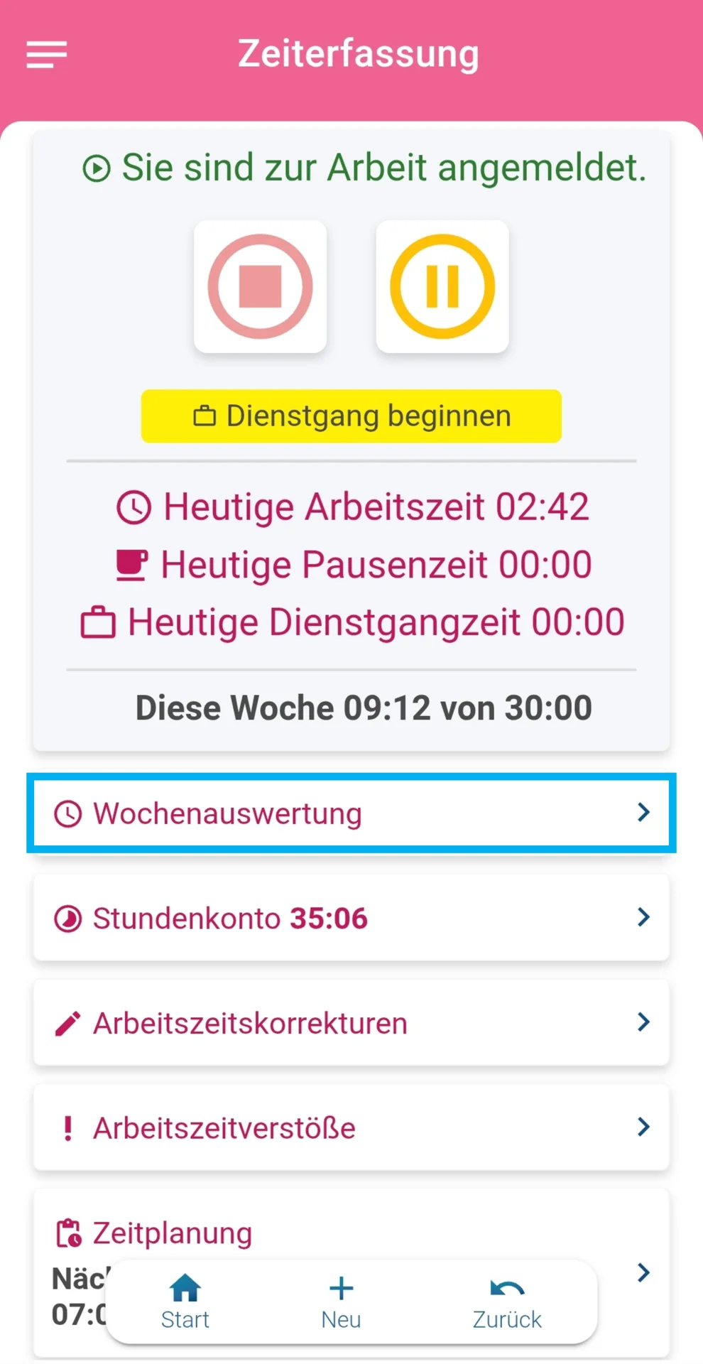 Zusehen ist das Dashboard der Zeiterfassung in der App, farblich hervorgehoben ist die Schaltfläche ‚Wochenauswertung‘.