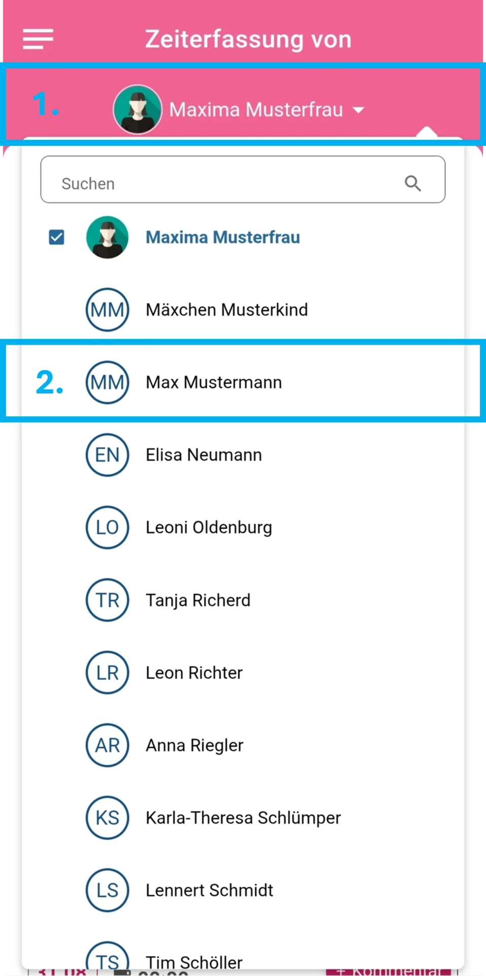 Geöffnete Wochenauswertung in der App, Bereich mit ausgewähltem Mitarbeiter farblich hervorgehoben und mit 1 gekennzeichnet, im ausgeklappten Auswahlfeld weiterer Mitarbeiter Max Mustermann mit 2 markiert.