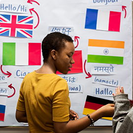 auslaender-maedchen-lernen-verschiedene-sprache