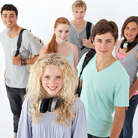 glueckliche-teenager-in-gruppe