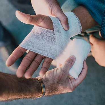 hand-wird-bandagiert