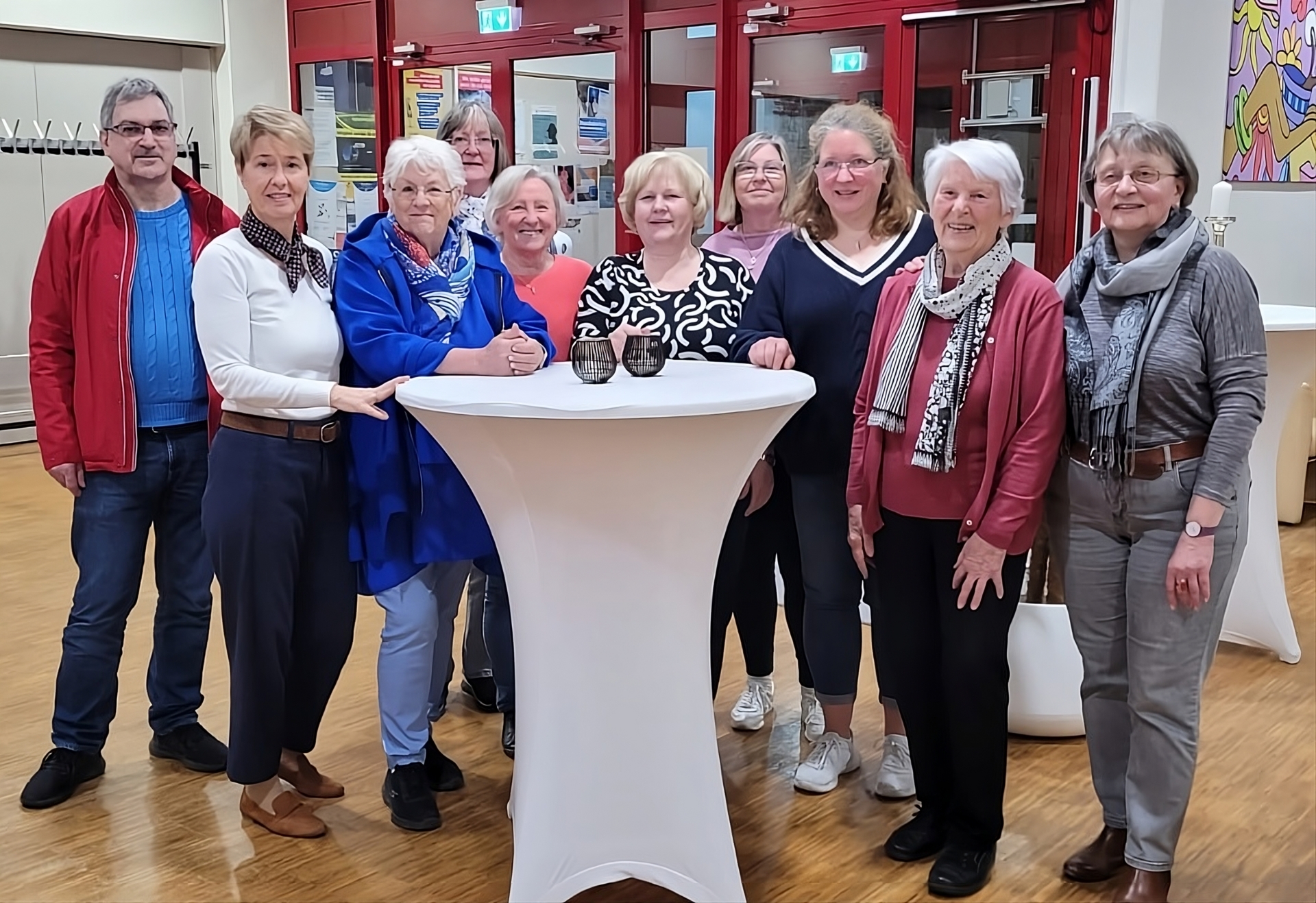 Von links: Giovanni Dibenedetto, Gabi Kuisl, Annerose Mieschke. Heidi Dibenedetto, Elisabeth Schindler, Cornelia Klein, Kerstin Hahn, Angelika Jessen, Irene Pfeiffer und Regina Schneider-Back