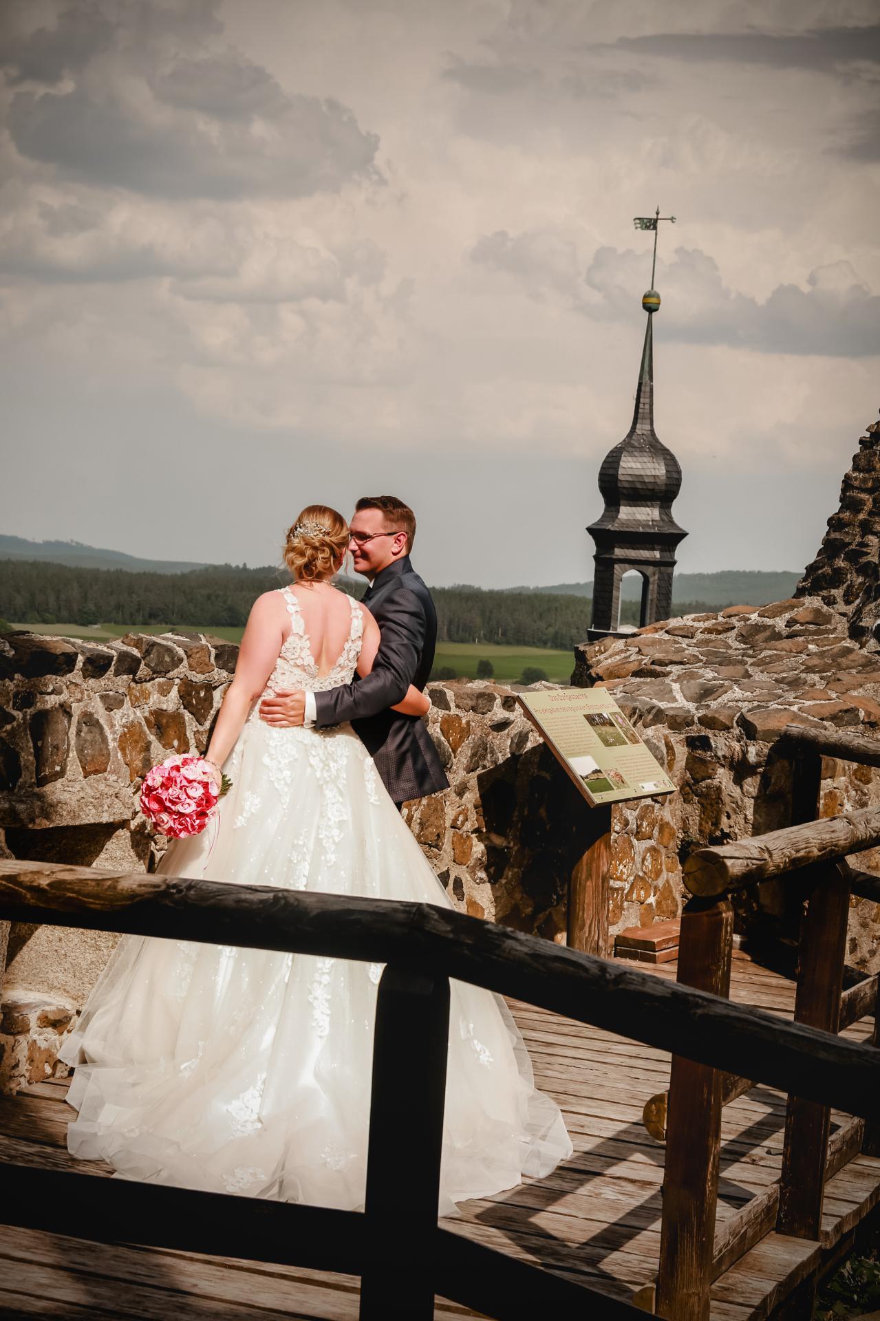 Brautpaar auf der Aussichtsplattform