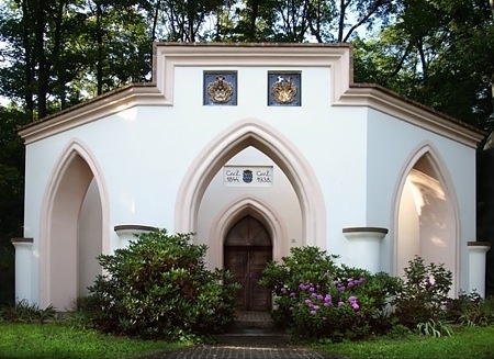 weisses Mausoleum