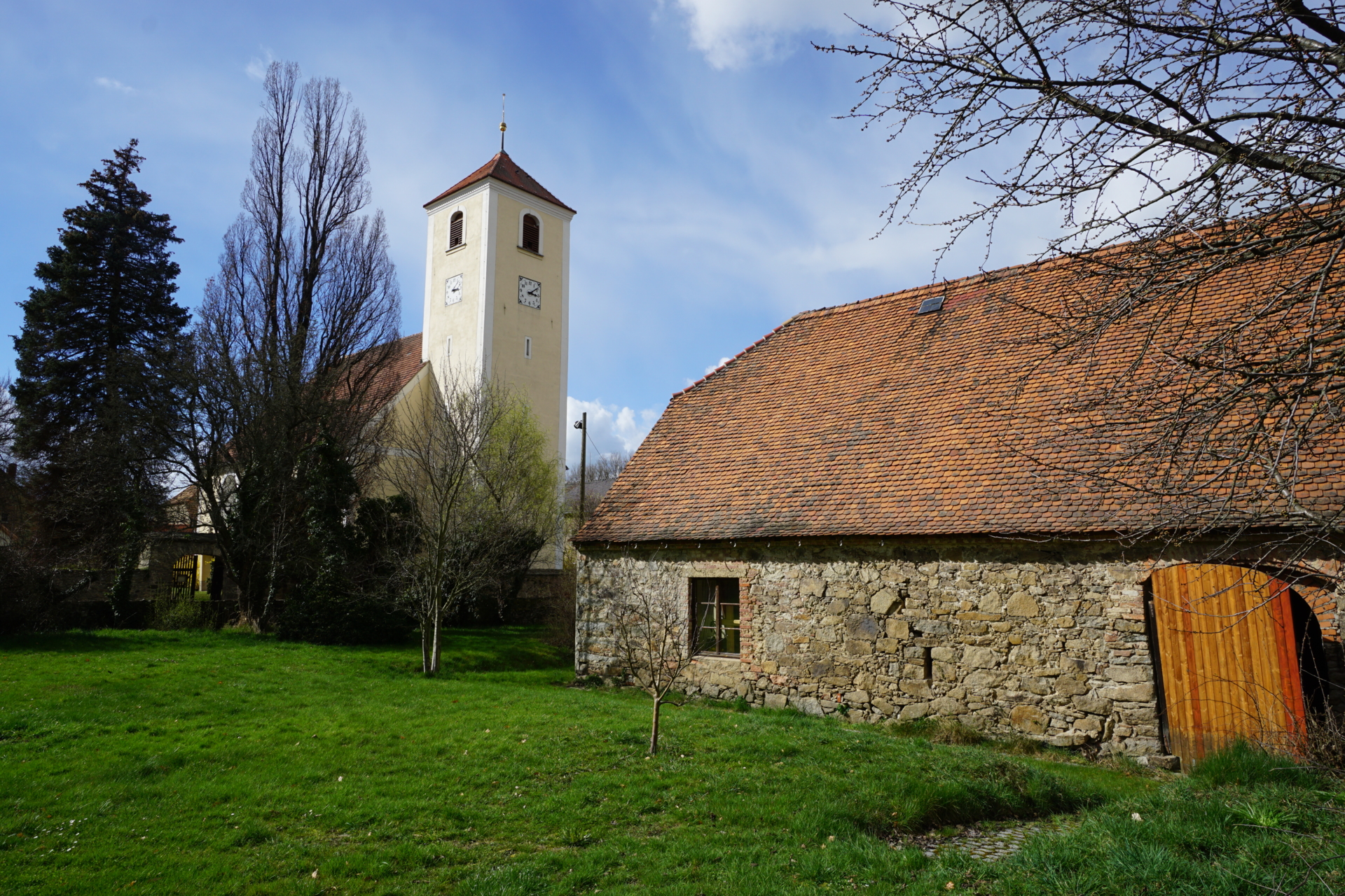 Die Rückseite der Scheune mit der Purschwitzer Kirche