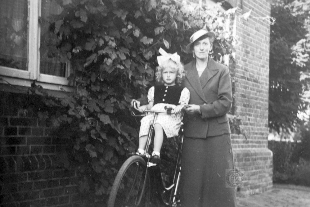 Hanni Mühring mit Tochter Theda (1940er Jahre) in Holterfehn.