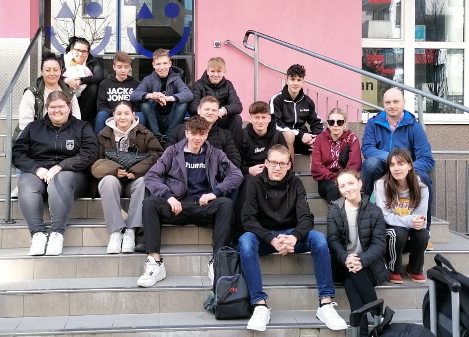 Die Reisegruppe M10 vor dem Hostel in Wien