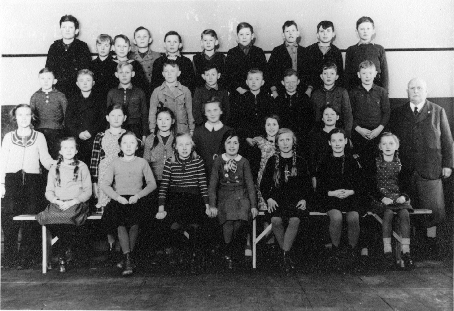1938 - 1939 Schulklasse mit Lehrer Rudolf Himborn