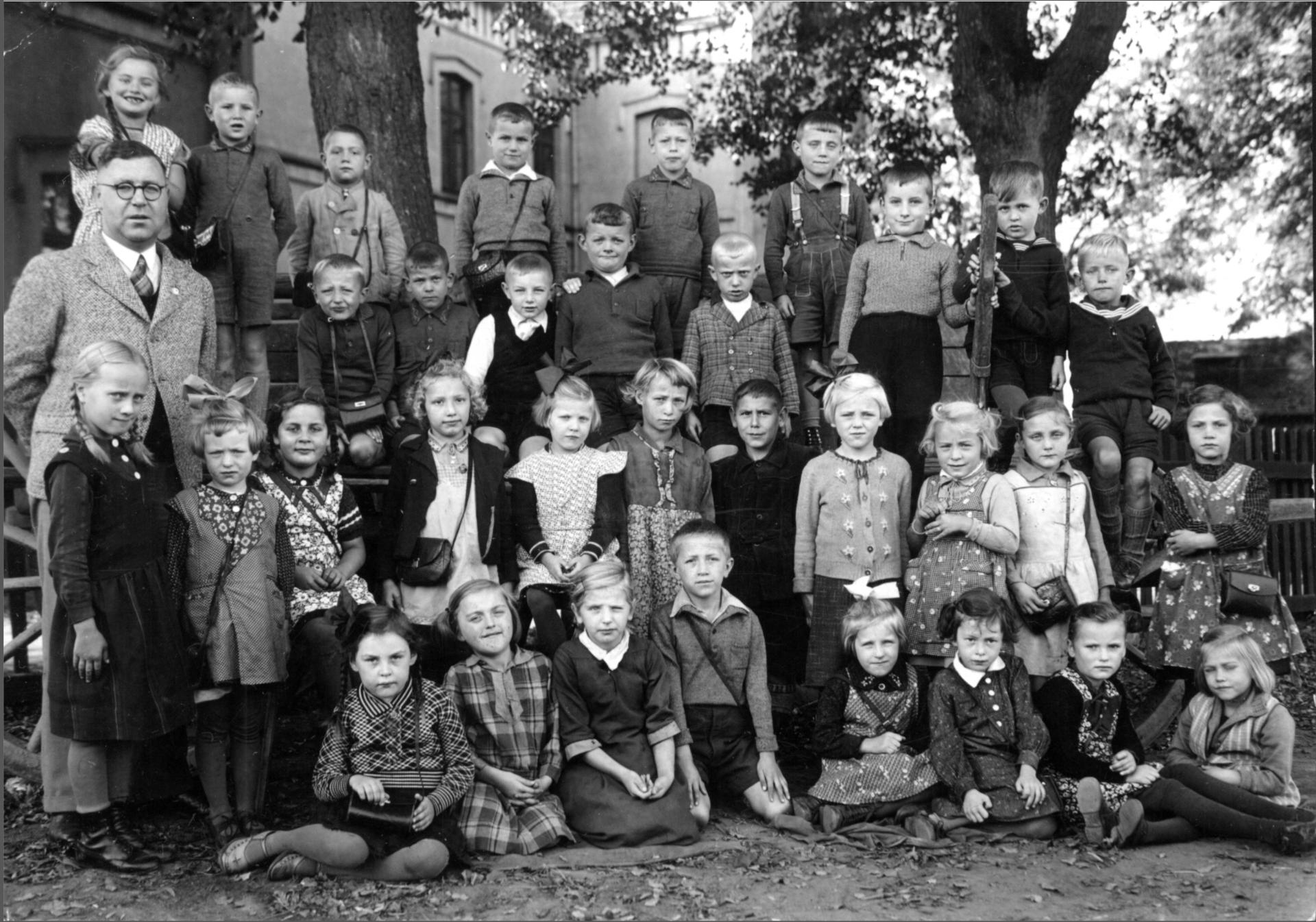 1939 - 1940 Klasse 2 mit Lehrer Werner Aschoff