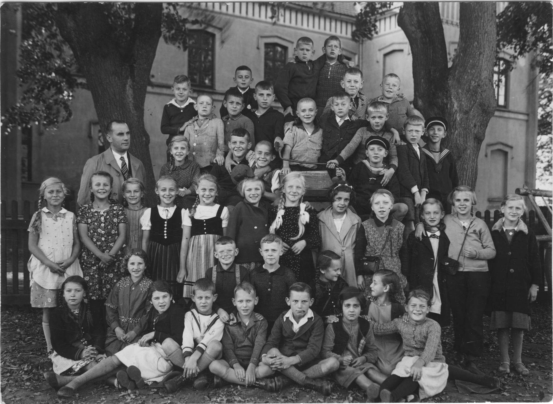 1939 - 1940 Klasse 4 mit Lehrer Robert Schmidt