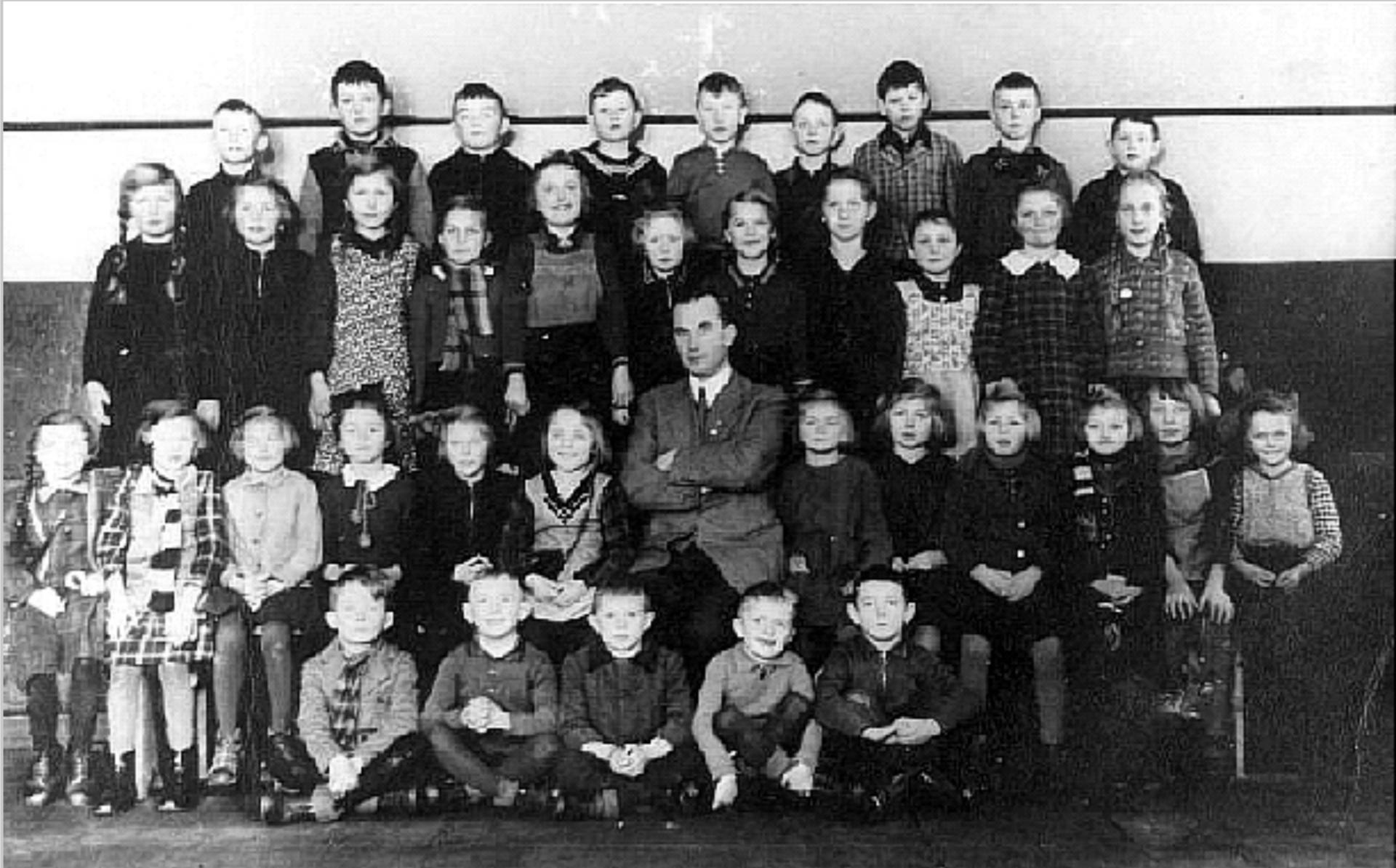 1940 - 1941 Klasse 2 mit Lehrer Robert Schmidt