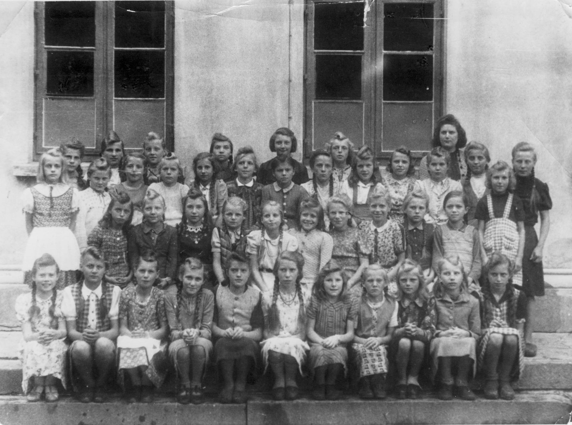 1946 - 1947 Klasse 5 (Mädchen) mit Lehrerin Fräulein Baumer