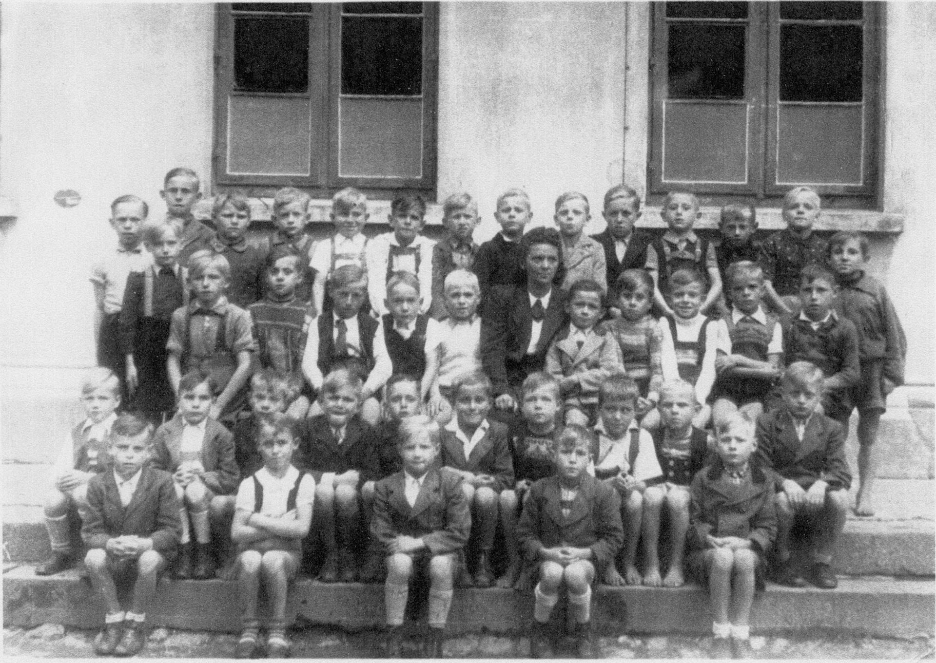 1948 - 1949 Klasse 3 (Knaben) mit Lehrerin Rosel Czupalla
