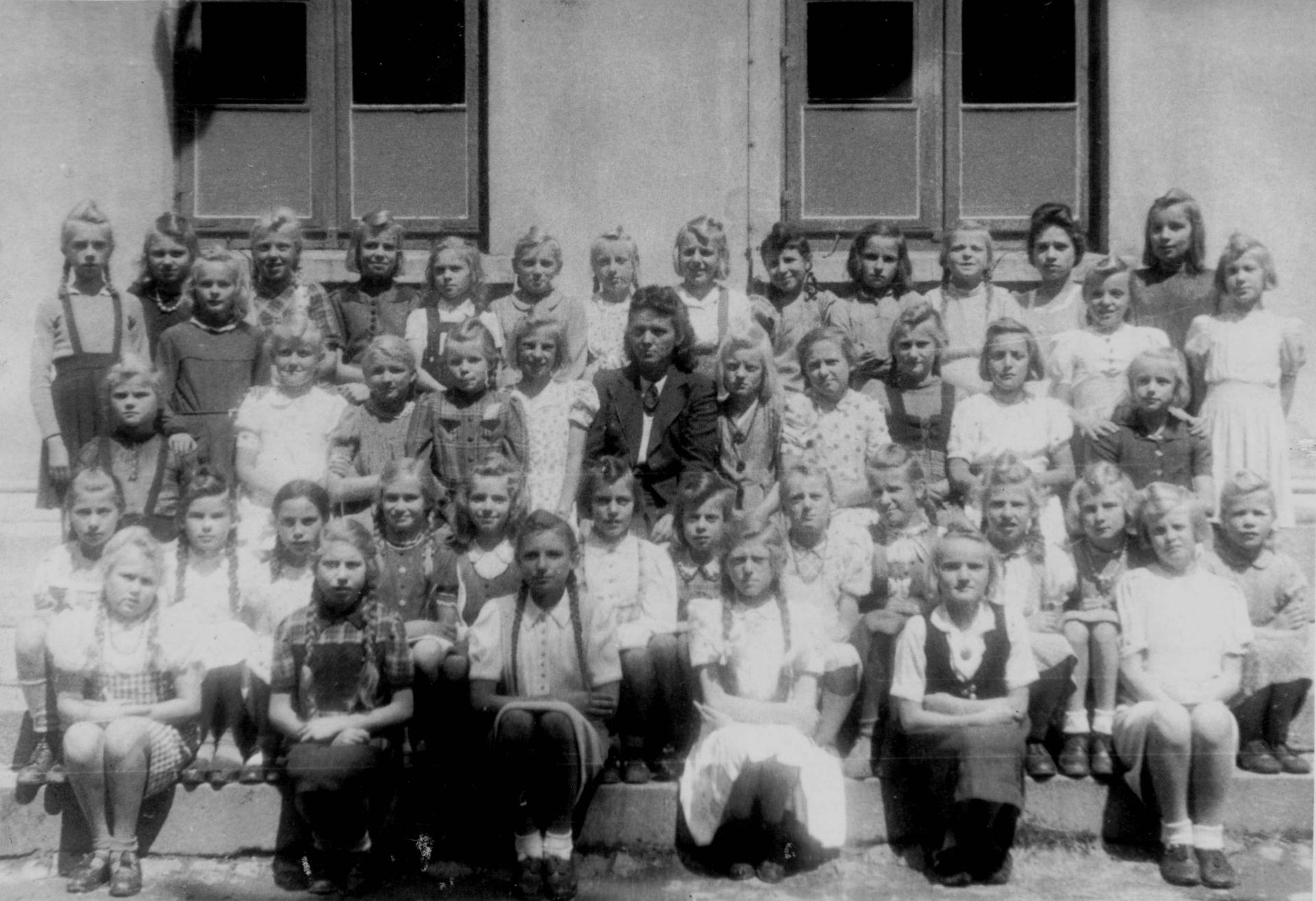 1948 - 1949 Klasse 5b (Mädchen) mit Lehrerin Rosel Czupalla