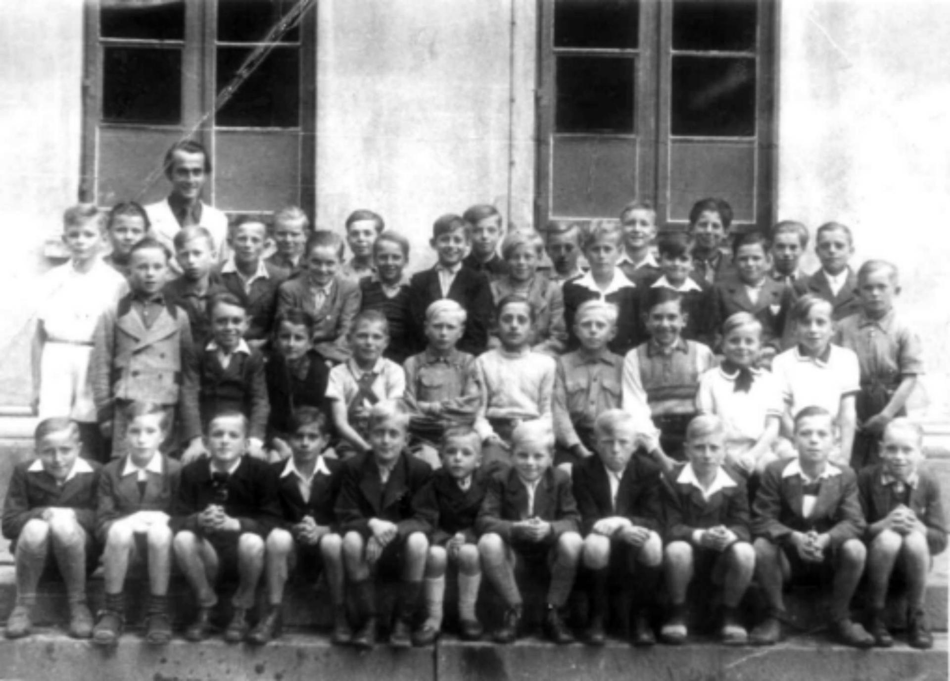 1948 - 1949 Klasse 6 (Knaben) mit Lehrer Ulrich Laffin