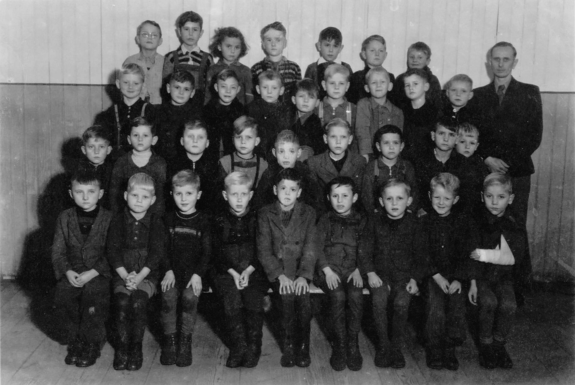 1949 - 1950 Klasse 1 (Knaben) mit Lehrer Karl-Heinz Kindermann