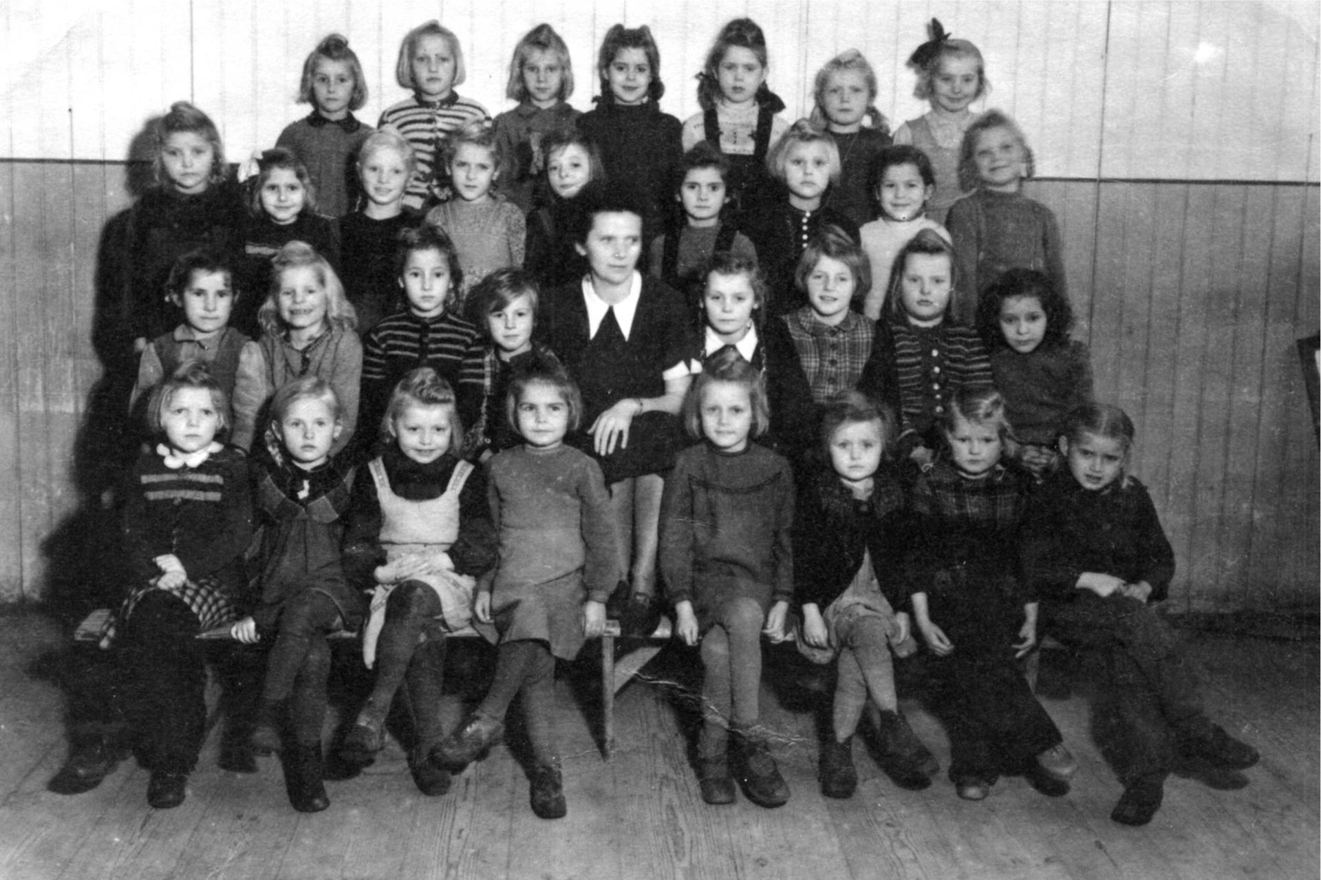 1949 - 1950 Klasse 1 (Mädchen) mit Lehrerin Rosel Schmidt (April 1950)