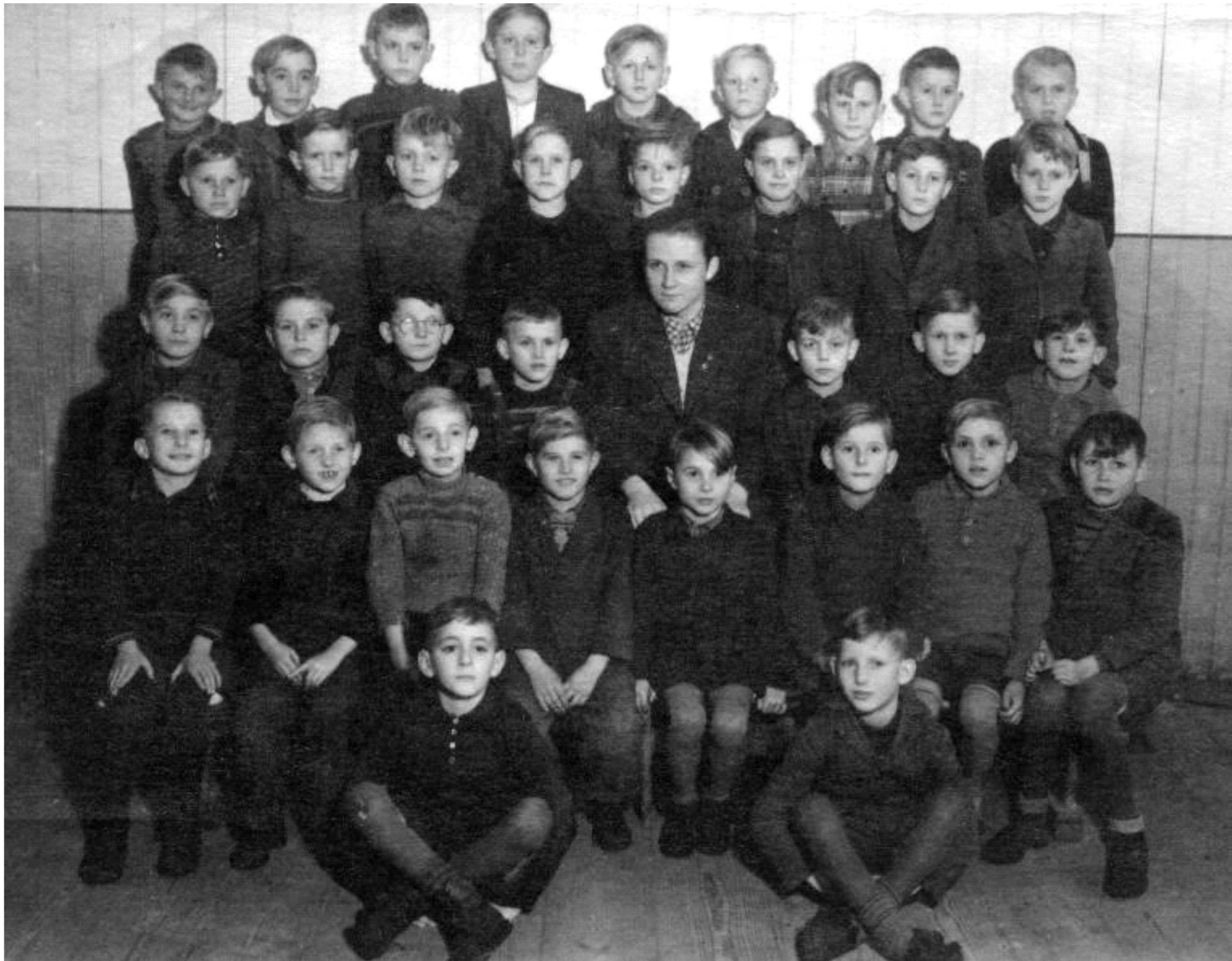 1949 - 1950 Klasse 3 (Knaben) mit Lehrer Siegfried Schult