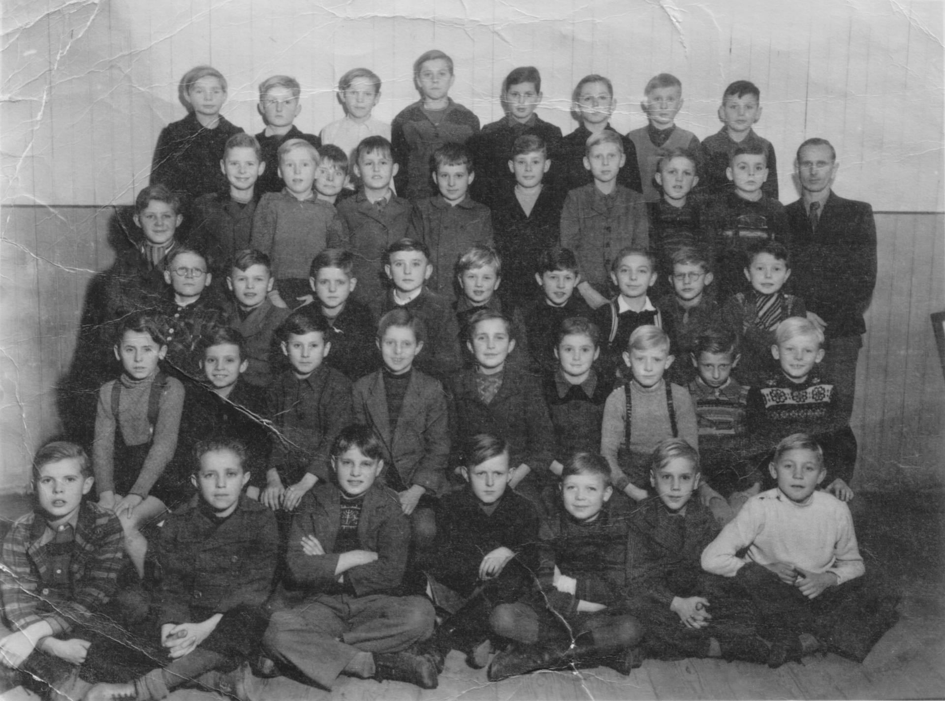 1949 - 1950 Klasse 4 (Knaben) mit Lehrer Karl-Heinz Kindermann