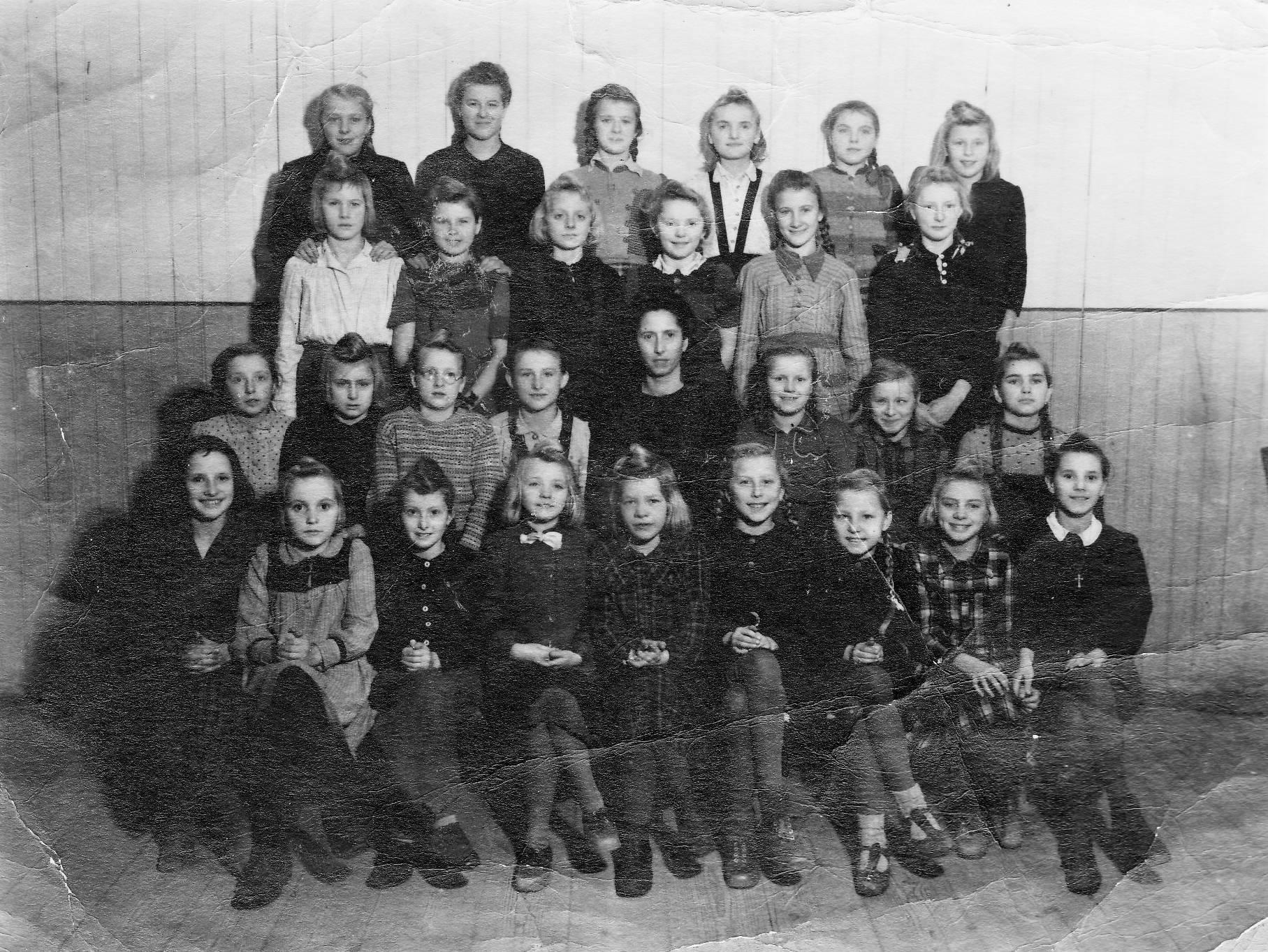 1949 - 1950 Klasse 5 (Mädchen) mit Lehrerin E. Jesnowski