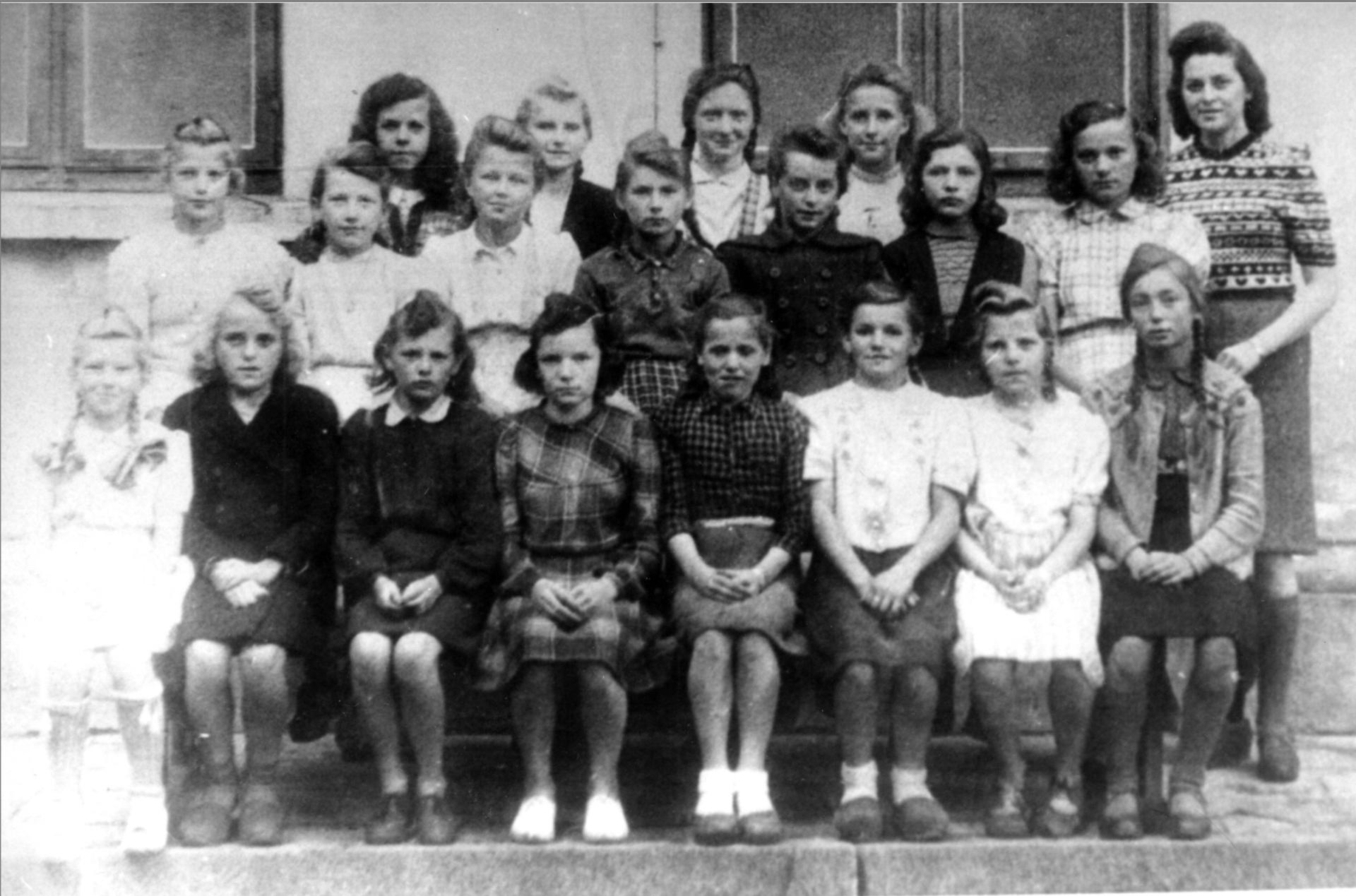 1949 - 1950 Klasse 8 (Mädchen) mit Lehrerin Waltraud Kanitz